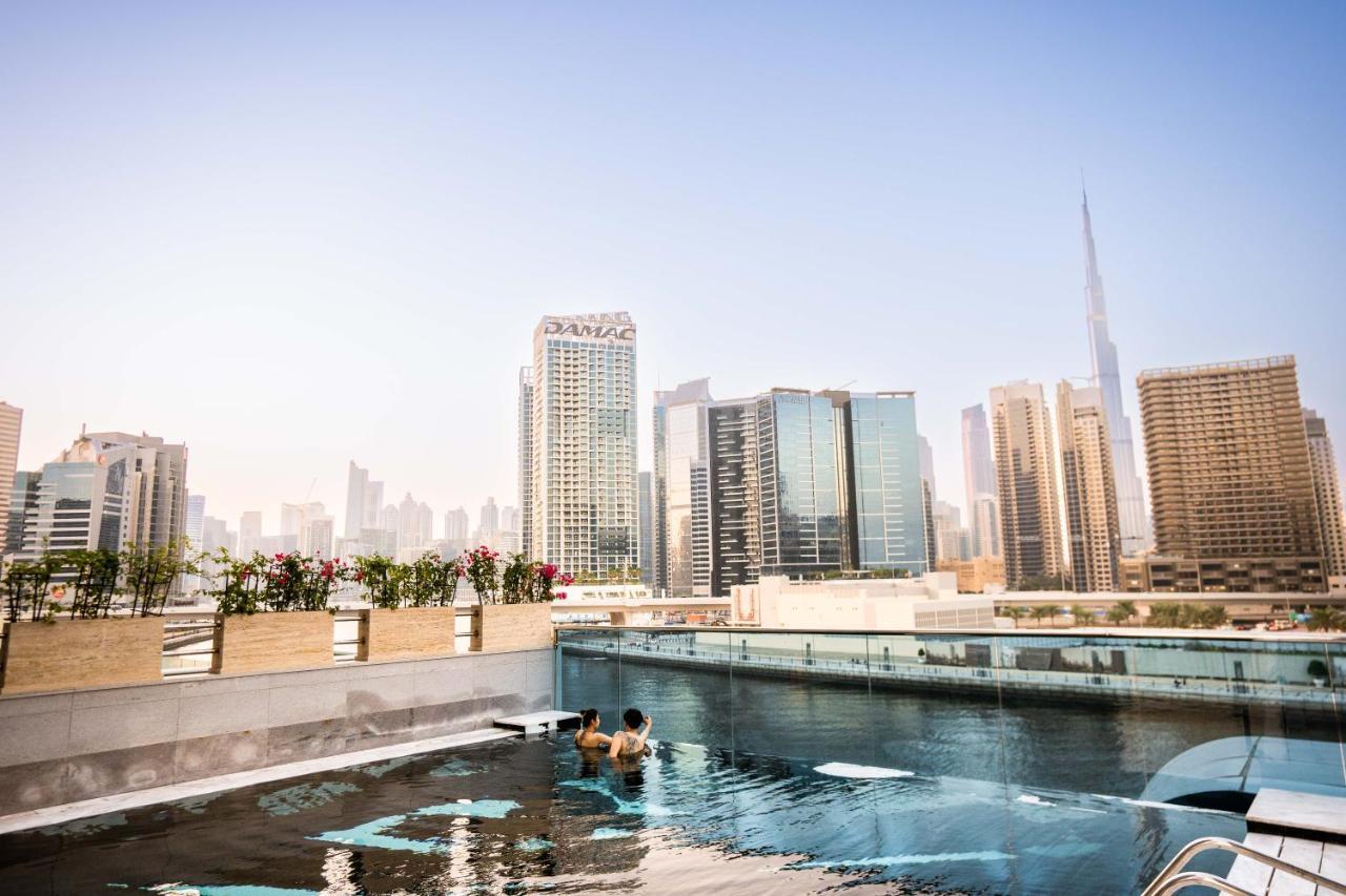 Hyde Hotel Дубай Екстериор снимка View of the Dubai skyline from the rooftop pool at the Address