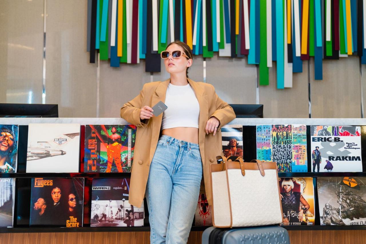 Hyde Hotel Дубай Екстериор снимка A woman shopping