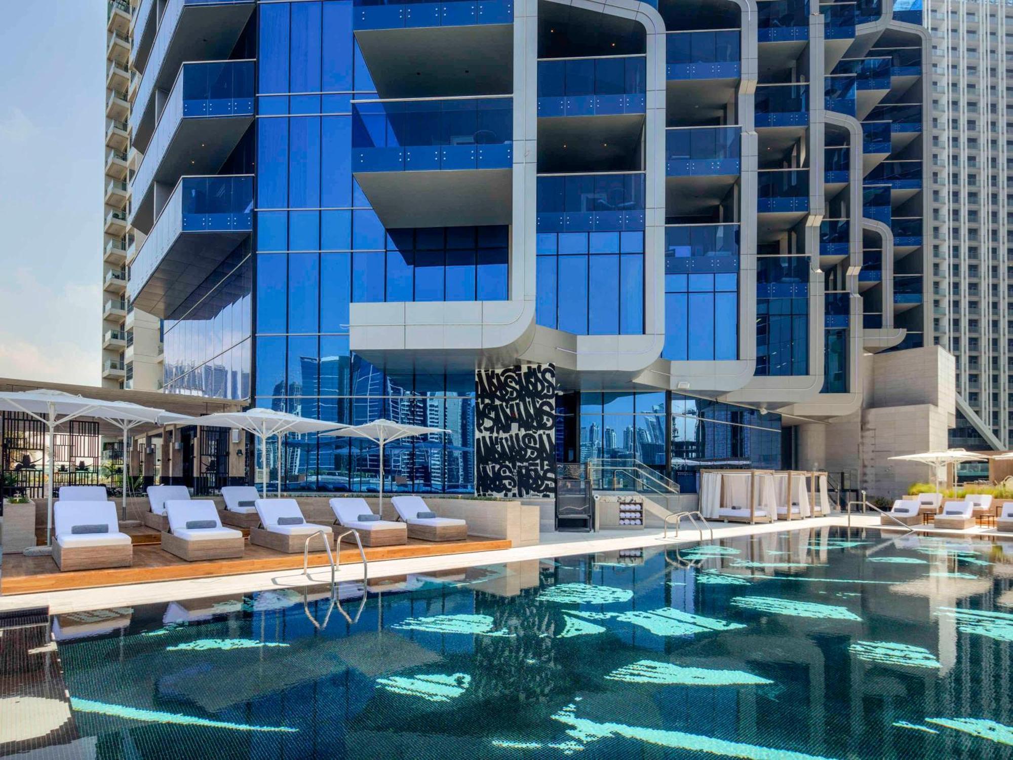 Hyde Hotel Дубай Екстериор снимка The pool at the SLS